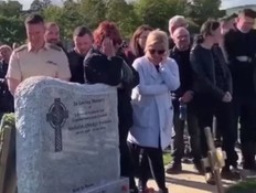 שר מתוך הקבר בלוויה (צילום: Irish Defence Forces Veterans News)