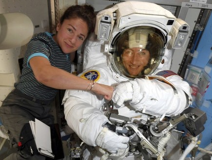 קוך ומאיר בתחנת החלל (צילום: NASA/AP)