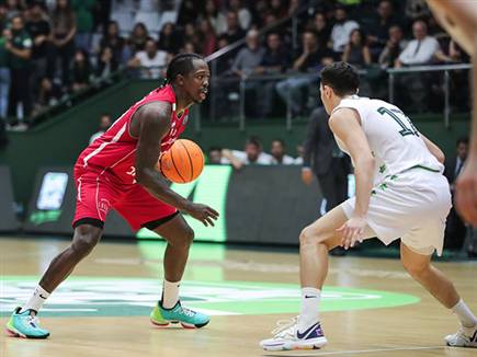 ג'קובן בראון היה הבולט שבאדומים (FIBA)