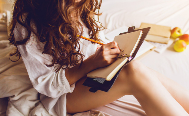 בחורה כותבת (צילום: shutterstock, Nadezda Barkova)