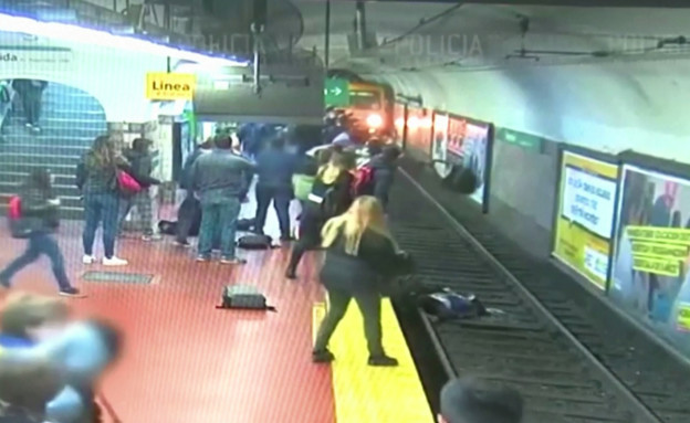 הצילו אישה שנפלה לפסי הרכבת בבואנוס איירס (צילום: BUENOS AIRES CITY POLICE, רויטרס_)