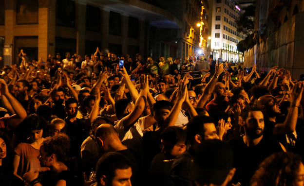 הפגנות אלימות בביירות בלבנון בעקבות החלטה על הטלת מיסים חדשים (צילום: רויטרס)