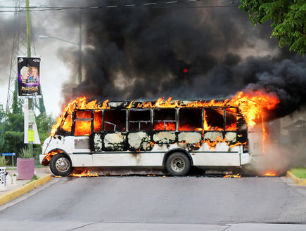 קרטל סינלואה במקסיקו במתקפה על אוטובוס (צילום: רויטרס)