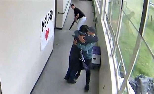תיעוד: מוריד את הנשק של התלמיד - ומחבק אותו (צילום: the Multnomah County District Attorney's office)