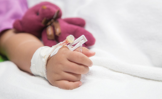 תינוק בבית חולים (צילום: shutterstock, Nadezda Barkova)