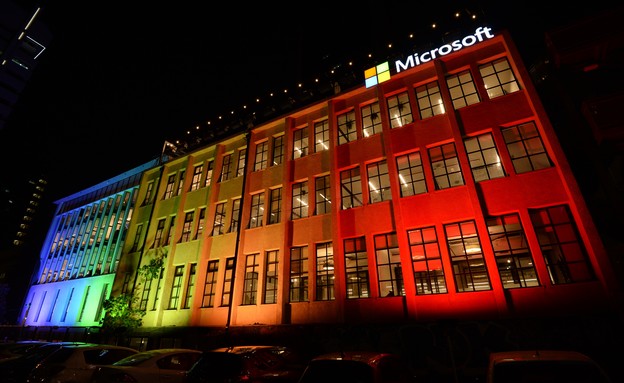 בניין מיקרוסופט מואר בצבעי הגאווה (צילום: יחסי ציבור,  יח"צ)