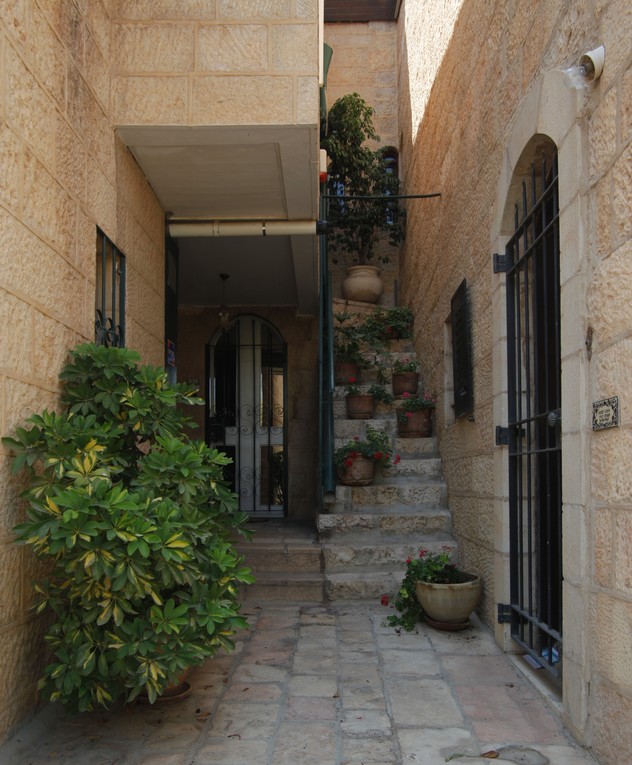 בתים מבפנים ירושלים, ג, ימין משה