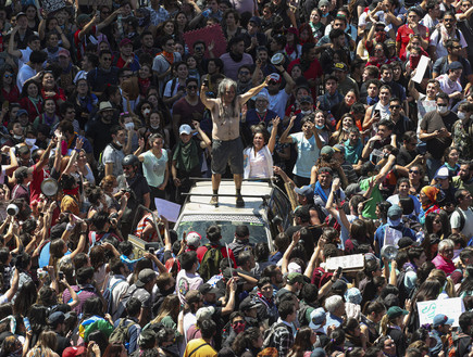 הפגנות הענק בסנטיאגו (צילום: AP)