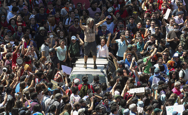 הפגנות הענק בסנטיאגו (צילום: AP)