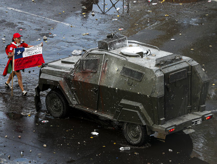 עימותים בין המפגינים לכוחות הביטחון (צילום: AP)