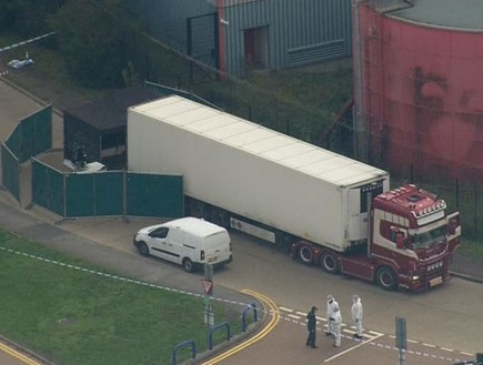 המשאית באנגליה שבה אותרו 39 הגופות (צילום: skynews)