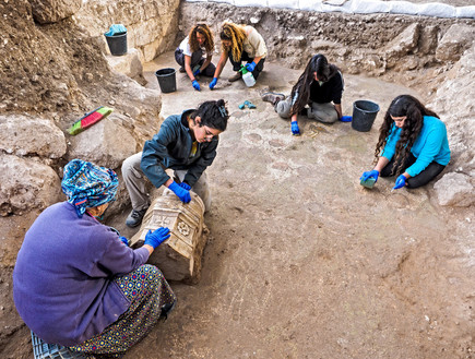בני נוער משתתפים בחפירה הארכיאולוגית  (צילום: אסף פרץ, רשות העתיקות)