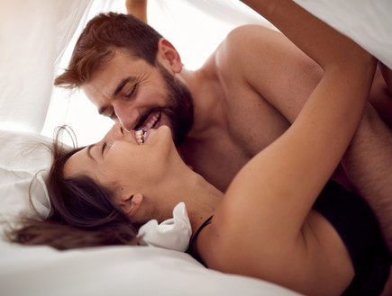 זוג שמח במיטה (צילום: shutterstock)