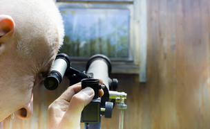 גבר עם טלסקופ (צילום: shutterstock | victoras)