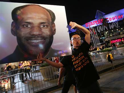 שלט נגד לברון ב-LA (צילום: Cole Burston/Getty Images) (צילום: ספורט 5)
