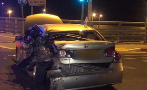 מכונית שנפגעה מרכב נמלט באיילון (צילום: משטרת ישראל)