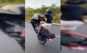 אופנוען משתולל בכביש