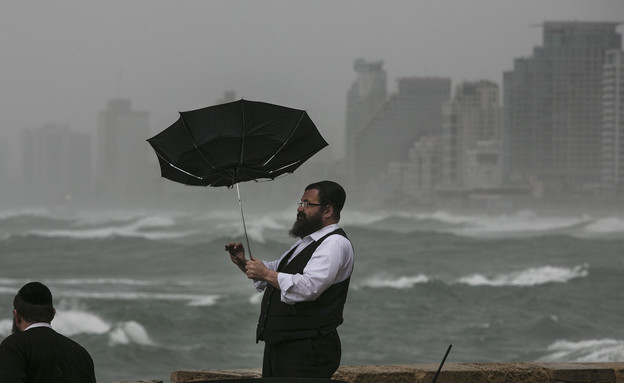 חורף, סופה, גשם, רוחות בתל אביב (צילום: רויטרס, רויטרס_)