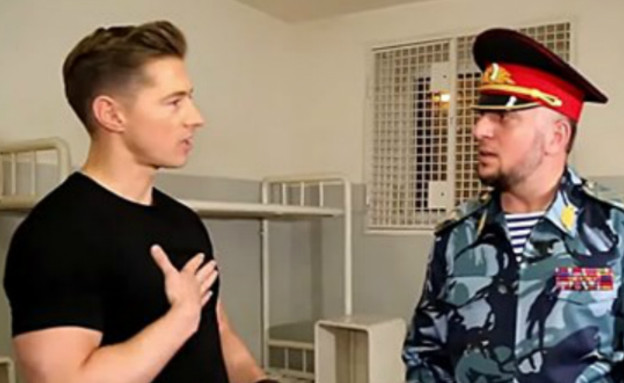 עיתונאי יוצא מהארון בפני ראש המשטרה בצ'צ'ניה (צילום: יוטיוב )