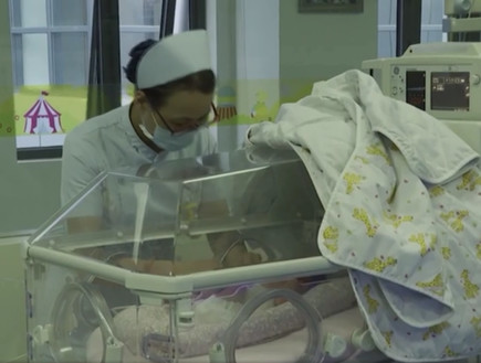 סינית בת 67 ילדה אחרי היריון טבעי (צילום: CNN SOURCE)