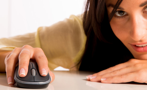 אישה עם עכבר מחשב (צילום: shutterstock)