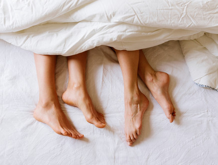 נשים במיטה (צילום: Shutterstock)