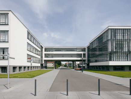 מוזיאון הבאוהאוס החדש שבדסאו (צילום: Tadashi Okochi © Pen Magazine, 2010, Stiftung Bauhaus Dessau)