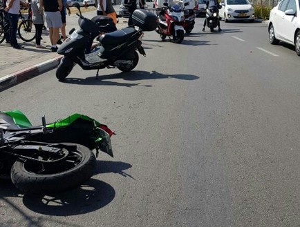 זירת התאונה בבית ים בה נהרג רוכב האופנוע מאיר קלטש (צילום: דוברות איחוד הצלה )