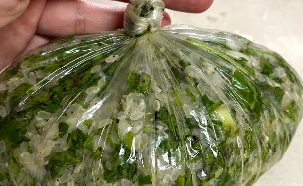 קושרים את שקית הקוקי היטב