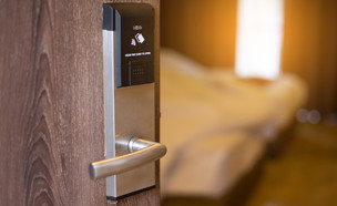 דלת של חדר מלון (צילום: Nares Soumsomboon, Shutterstock)