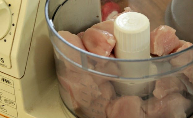 צ'יקן נאגטס - חזה עוף במעבד מזון צ'יקן נאגטס - חזה עוף במעבד מזון