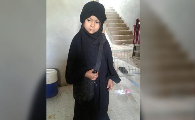  בתו של שייקדר לבושה בשחור בזמן שהותה בא-רקה (צילום: החדשות12)