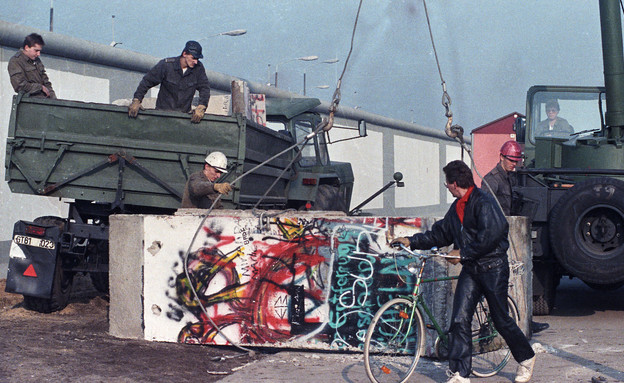 נפילת חומת ברלין (צילום: רויטרס, רויטרס_)