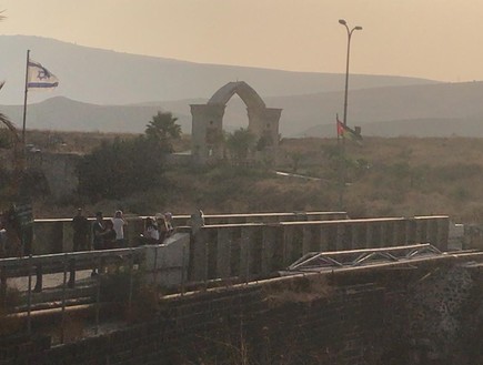 ישראלים בנהריים יום לפני החזרתו לירדן  (צילום: גיא ורון)