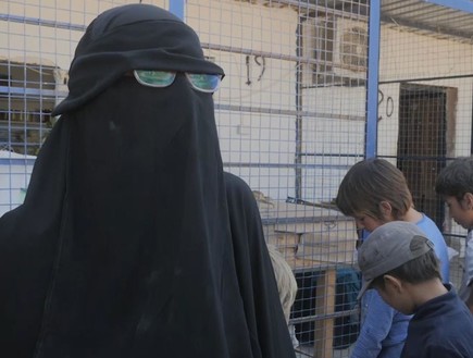 אישה במחנה אל חול בסוריה דאעש (צילום: סקיי ניוז)