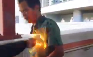 אדם הוצת באש בהונג קונג (צילום: טוויטר\@willripleyCNN)