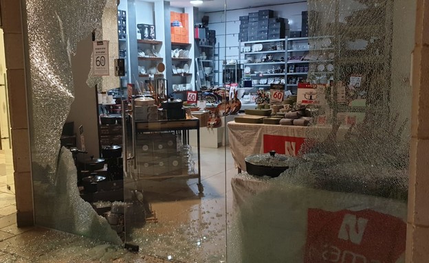 השחתת חלונות בבתי עסק בראש פינה השחתת חלונות בבתי עסק בראש פינה