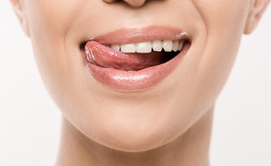 מלקקת שפתיים (צילום: shutterstock)