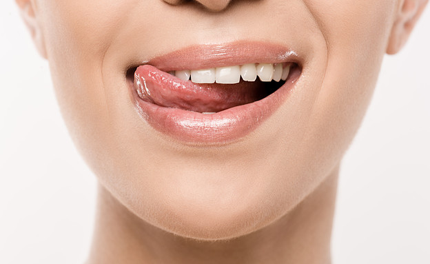 מלקקת שפתיים (צילום: shutterstock)