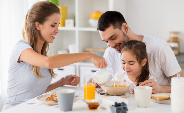 ארוחת בוקר משפחתית (צילום: shutterstock, Nadezda Barkova)