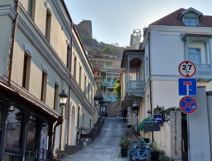 רחוב שצופה אל המצודה - טביליסי (צילום: נמרוד מירום)