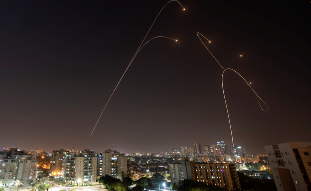 שיגורים מעזה ויירוטי כיפת ברזל (צילום: רויטרס_)