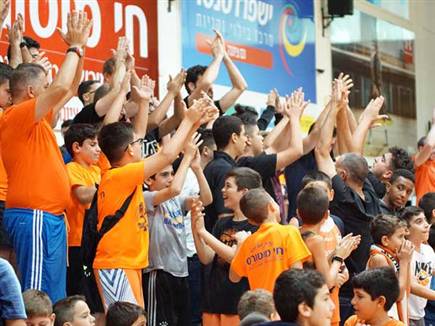 הקהל בנס ציונה, קיבלו הודעה שלא יהיה משחק (FIBA) (צילום: ספורט 5)