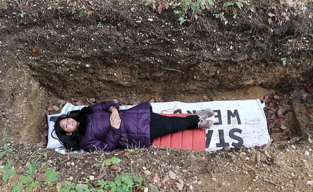 לשכב בקבר (וידאו WMV: צילום מסך, יוטיוב)