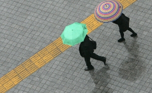 מטריות, גשם, חורף (צילום: רויטרס)