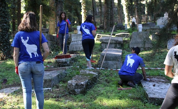 פרויקט שיפוץ הקברים ביוון  (צילום: עמותת איילים )