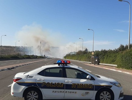 שרפה באזור חריש (צילום: דוברות המשטרה)