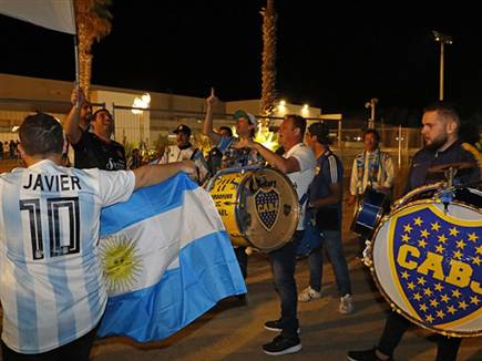 אוהדי ארגנטינה מחוץ למלון. מחר הם יצעדו לאצטדיון (Getty) (צילום: ספורט 5)