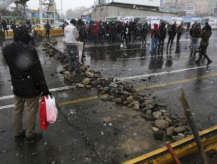מחאת הדלק באירן‎ (צילום: AP)