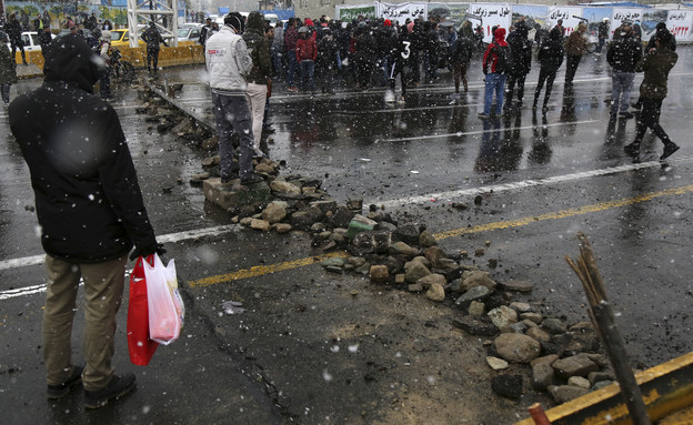 מחאת הדלק באירן‎ (צילום: AP)